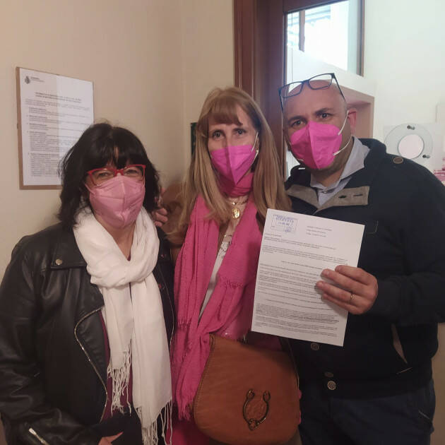 Il Comitato Spontaneo Rivogliamo Area Donna consegna al comune 4004 firme