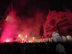 -VIDEO- Piazza Duomo colorata di grigiorosso dai tifosi nella notte della promozione in serie A