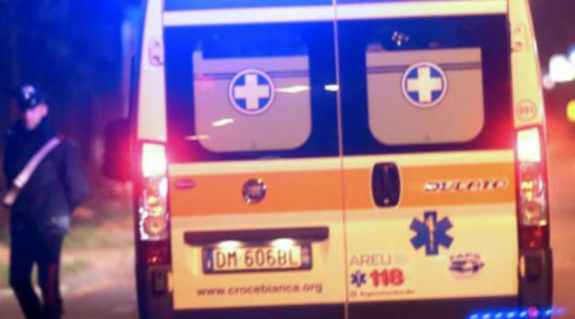 Giovane accoltellato da due coetanei in strada a Milano, è grave