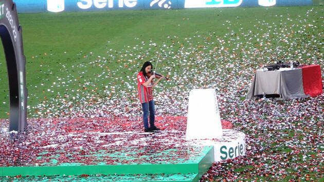 Il violino di Lena Yokoyama accompagna il coro della Curva Sud 'Dai Cremo!' 