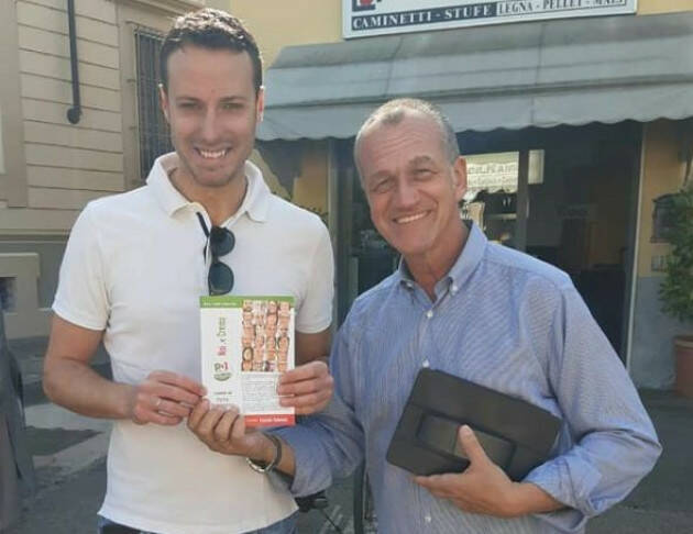 Volantinaggio al mercato di Crema con i consiglieri regionali PD