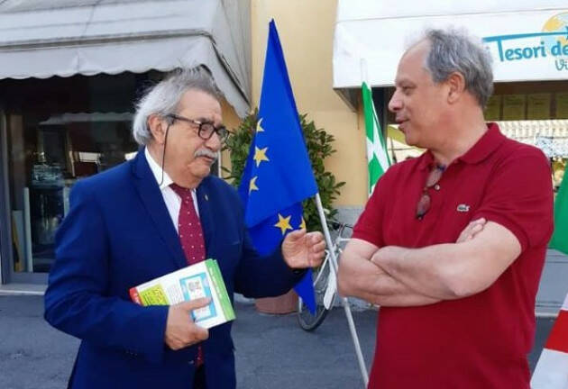 Volantinaggio al mercato di Crema con i consiglieri regionali PD