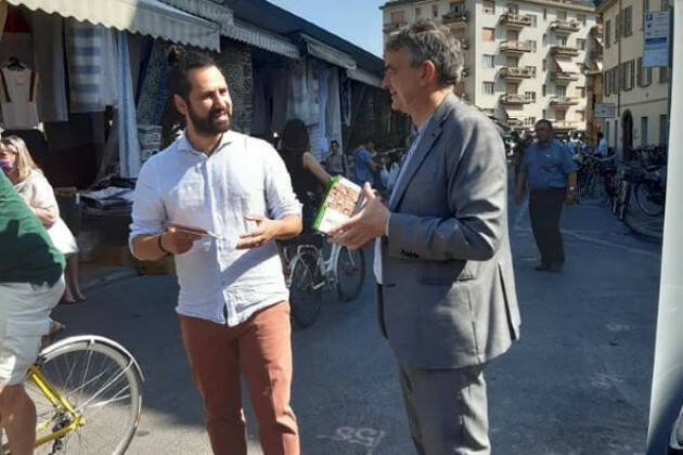 Volantinaggio al mercato di Crema con i consiglieri regionali PD