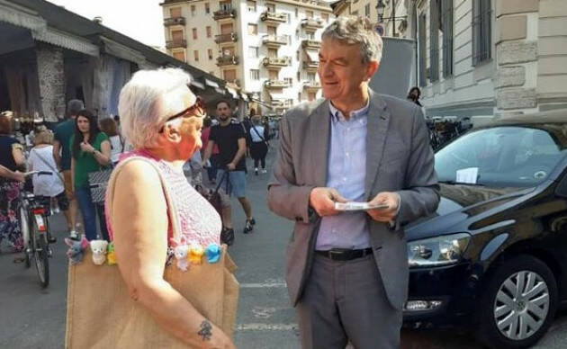 Volantinaggio al mercato di Crema con i consiglieri regionali PD