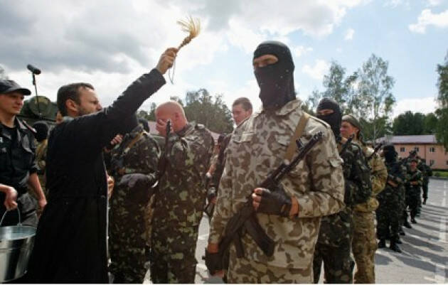 Forse Francesco farà in tempo ad abolire i cappellani militari.