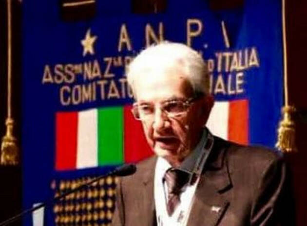 Milano La piazza saluta l’avvocato partigiano Carlo Smuraglia con ‘Bella ciao’ [video]
