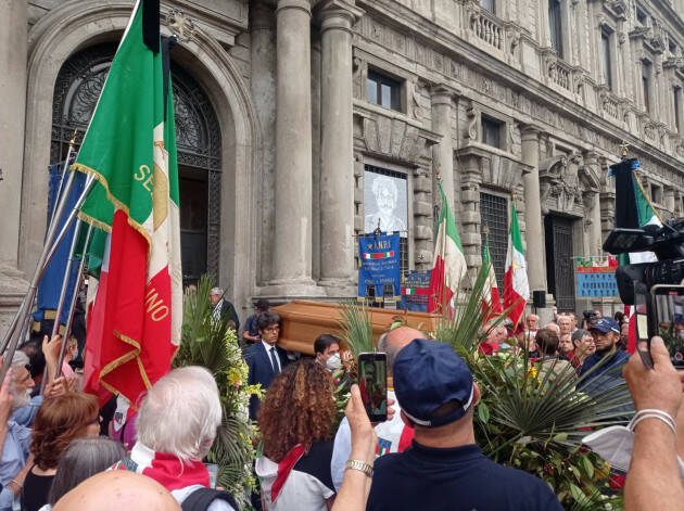 Milano La piazza saluta l’avvocato partigiano Carlo Smuraglia con ‘Bella ciao’ [video]