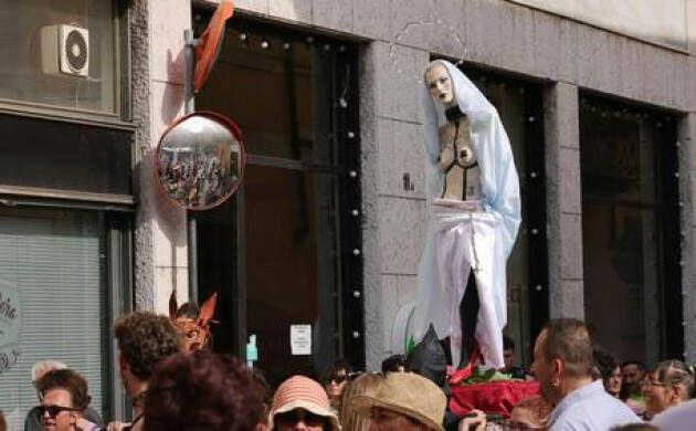 A Cremona polemiche per Madonna a seni nudi a corteo Pride