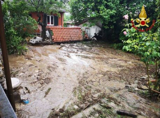 Alberi abbattuti e torrente esondato nel Varesotto