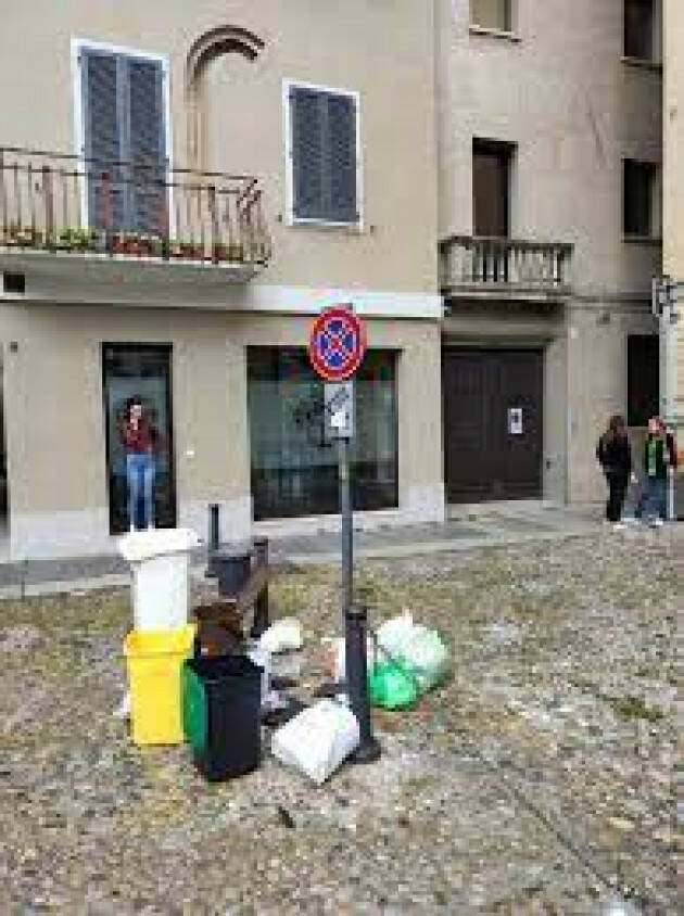 CREMA: RIFIUTI ABBANDONATI IN CENTRO, AUMENTANO GLI INCIVILI.