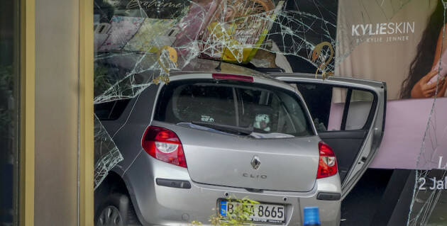 A BERLINO AUTO SULLA FOLLA. ARRESTATO L'AUTISTA