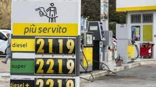 CARO CARBURANTE, SUPERATA LA SOGLIA DEI 2 EURO. ESPOSTO CODACONS ANCHE A PAVIA.