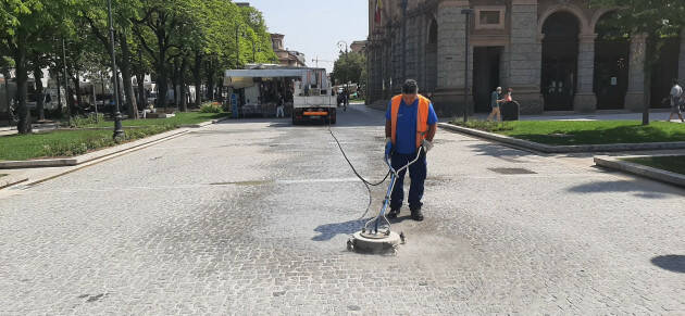 Bergamo: Aprica ripulisce il Sentierone dopo il passaggio della MilleMiglia