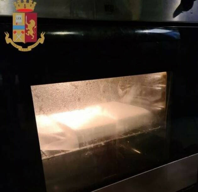 Cocaina ad asciugare nel forno, un arresto nel milanese