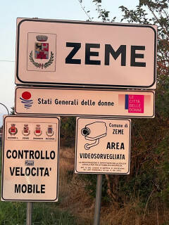 Il cartello di Zeme ,Città delle donne, è all'ingresso del paese |Isa maggi
