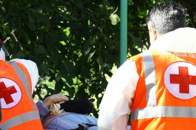 Auto finisce su tavolini bar, sette feriti in Brianza