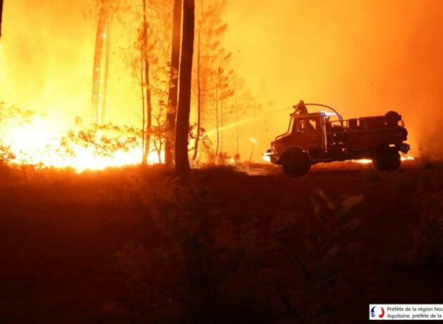 Il più grande incendio di sempre nella Francia in fiamme. 