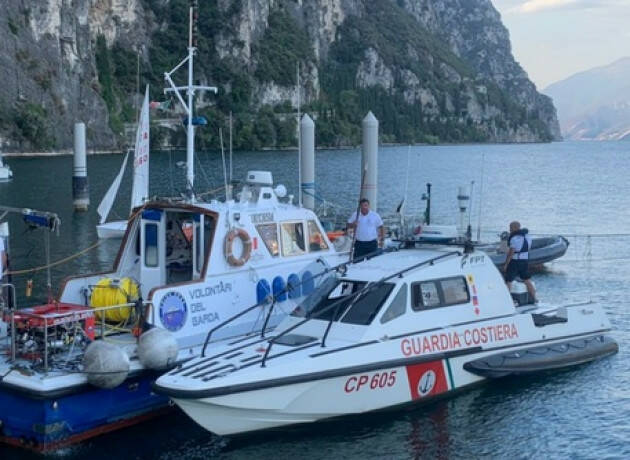 Annegato per salvare il figlio, ritrovato il corpo nel Garda