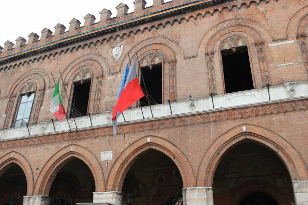 La bandiera grigiorossa esposta a Palazzo Comunale di Cremona