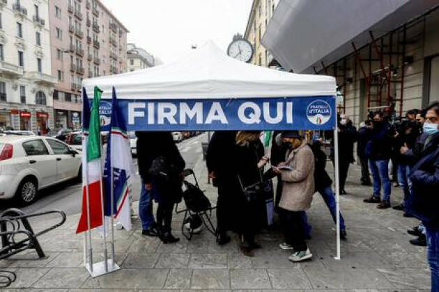 Assalto a banchetto FdI a Milano, quattro indagati