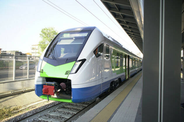 Debutta treno ibrido, meno consumi ed emissioni