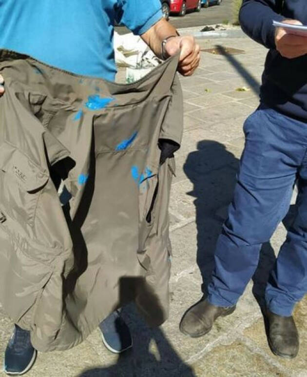 A Milano lancio di vernice contro banchetti di Italia Viva e Pd