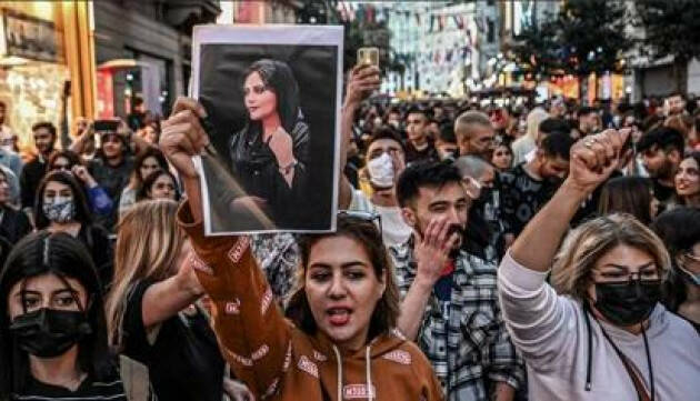 Il Manifesto :In Iran è rivoluzione delle donne: con il velo brucia il regime | Chiara Cruciati