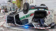 Auto della Polizia locale si scontra con una Ferrari a Milano