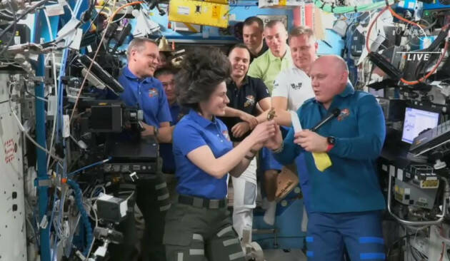 AstroSamantha al timone della ISS
