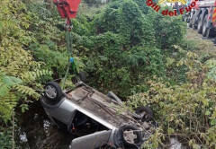 91enne finisce nel canale con l'auto