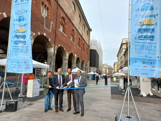 MILANO: La nuova mobilità elettrica in mostra tra piazza Duomo e Cordusio