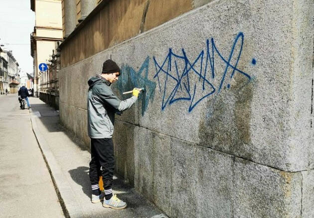 Cremona Rimosse le scritte vandaliche da alcuni edifici pubblici 