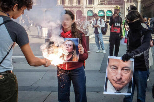 Studenti in corteo Milano bruciano foto di Meloni e Draghi