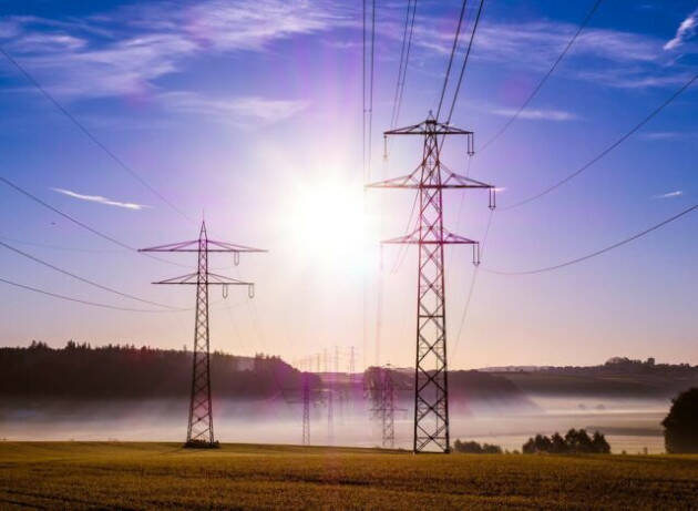 Rinnovabili, l’appello a Regioni e Comuni: più impianti contro la crisi energetica