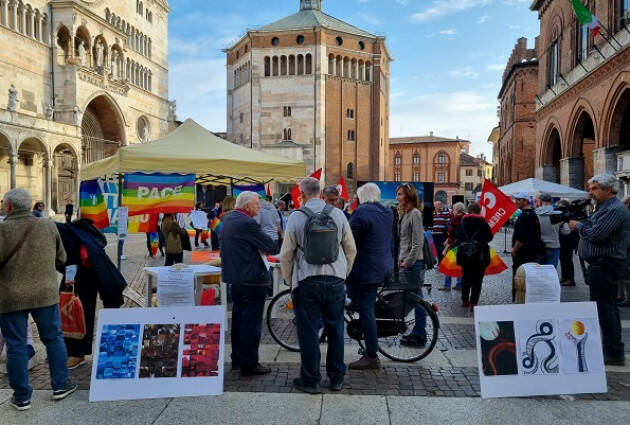  Molti cittadini in piazza alla Tenda della PACE a Cremona sabato 22 ottobre