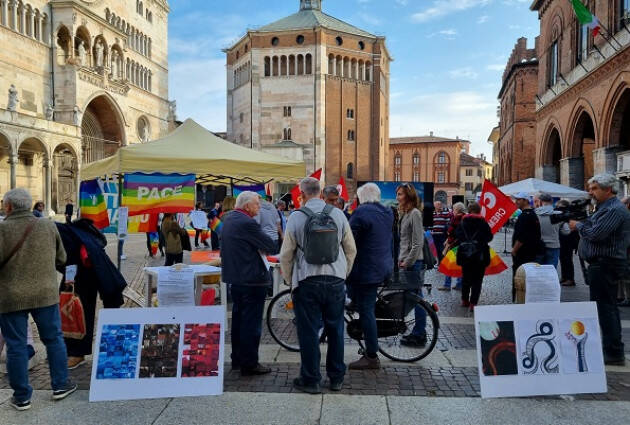  Molti cittadini in piazza alla Tenda della PACE a Cremona sabato 22 ottobre