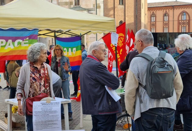  Molti cittadini in piazza alla Tenda della PACE a Cremona sabato 22 ottobre