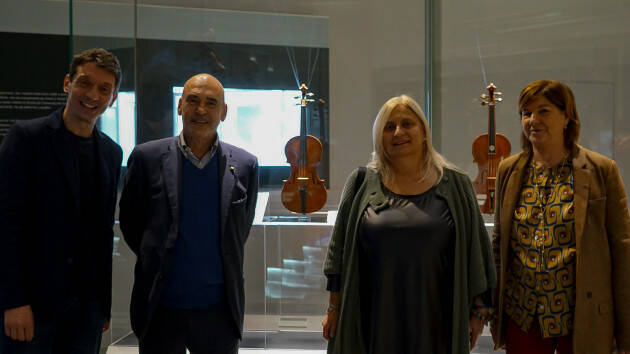GIORDANO BRUNO GUERRI IN VISITA ALLA MOSTRA IN CORSO AL MUSEO DEL VIOLINO