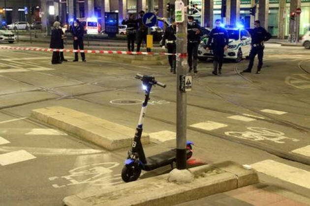 Cade dal monopattino,16enne in coma a Milano