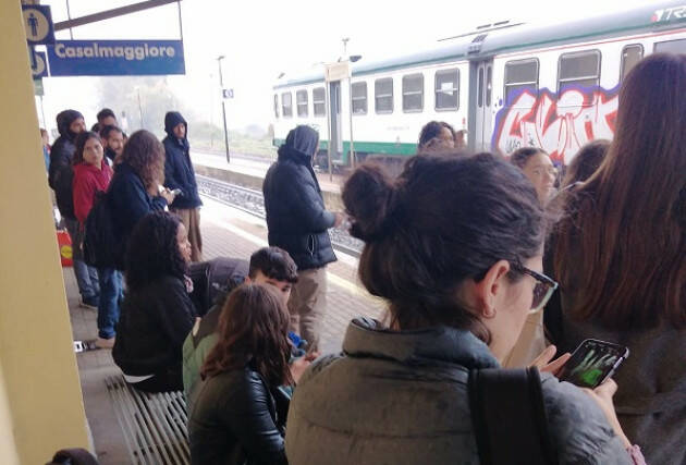 BRESCIA PARMA: BRUCIA IL TRENO (VECCHIO) A CASALMAGGIORE PASSEGGERI FERMI 2 ORE | Dario Balotta