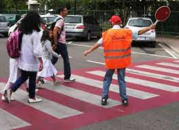 PIACENZA: Presidio dei volontari Auser di fronte alle scuole di via Stradella