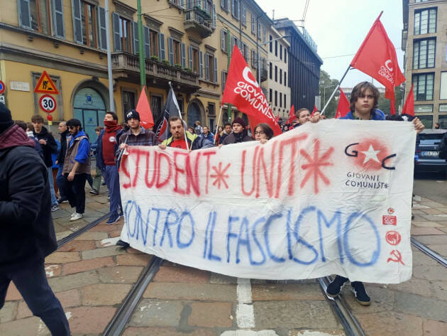 STUDENT* IN CORTEO A MILANO PER LA SCUOLA PUBBLICA