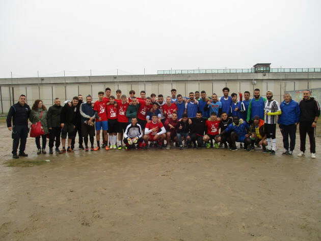 (CR) Uisp - Incontro di calcio a 7 degli studenti del Torriani presso il carcere