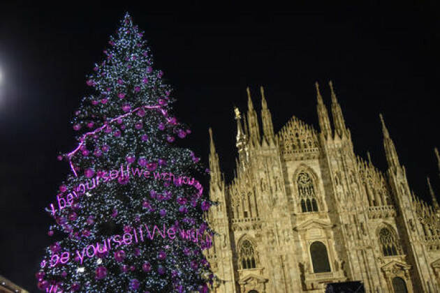 A Milano acceso albero Natale in Duomo