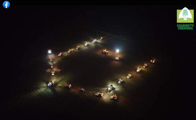 La capanna del Presepe realizzata con i trattori per gli auguri di Coldiretti Giovani Impresa Cremona