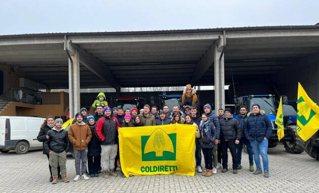 La capanna del Presepe realizzata con i trattori per gli auguri di Coldiretti Giovani Impresa Cremona