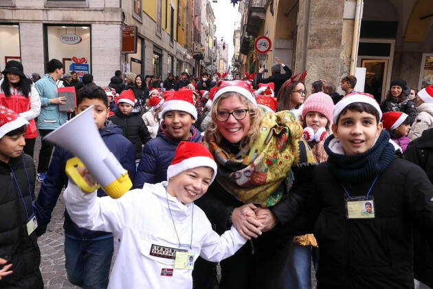 Piacenza A spasso con le arie (natalizie) in centro storico, entusiasmo degli alunni 