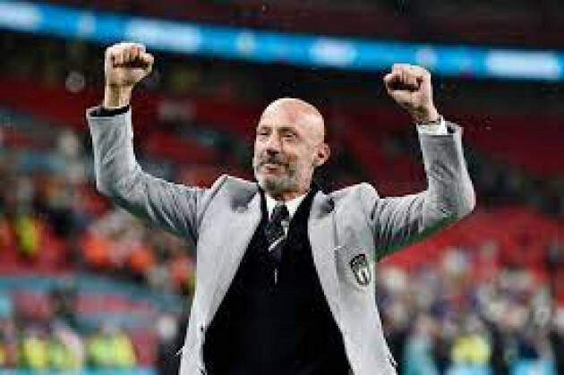 IN OCCASIONE DEI FUNERALI DI GIANLUCA VIALLI LUTTO CITTADINO A CREMONA