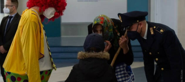 Sorrisi e solidarietà con la Befana della Polizia