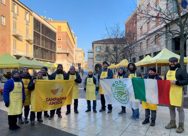 Coldiretti Domenica 29 u.s. Campagna Amica in piazza Stradivari 'A tutta vitamina C'